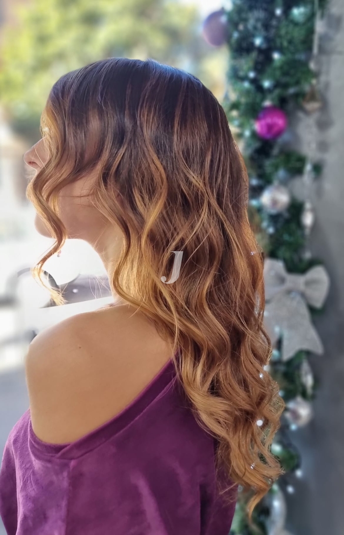 Foto di donna con capelli lunghi biondo medio sabbia