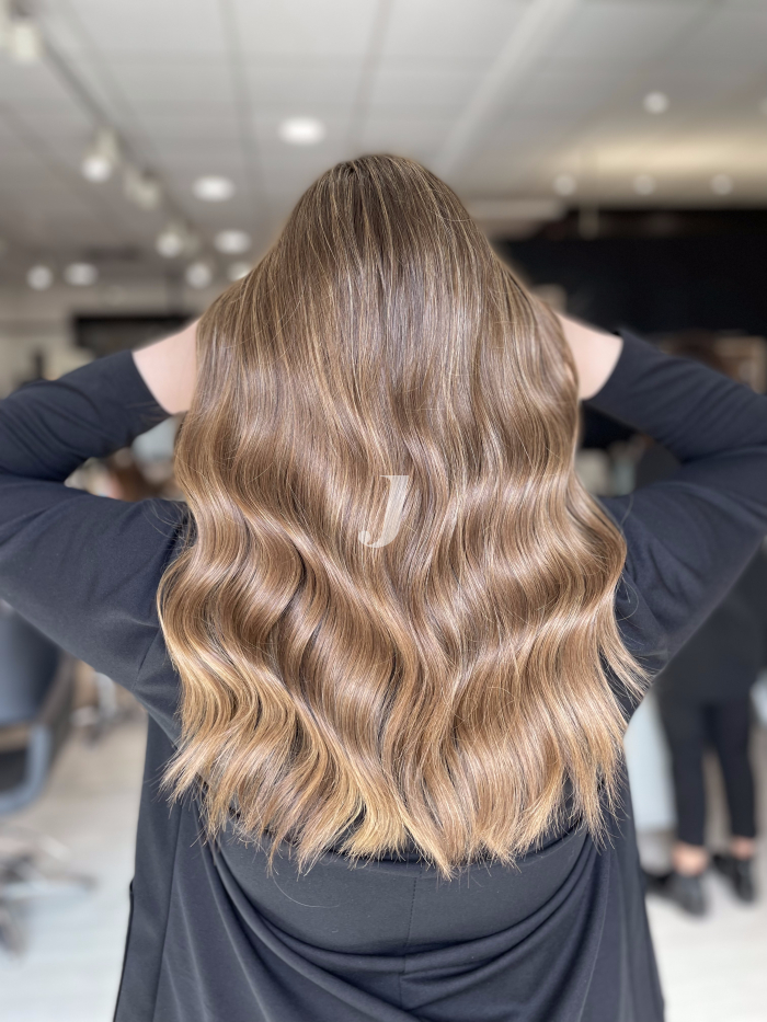 Foto di donna con capelli lunghi biondo medio sabbia
