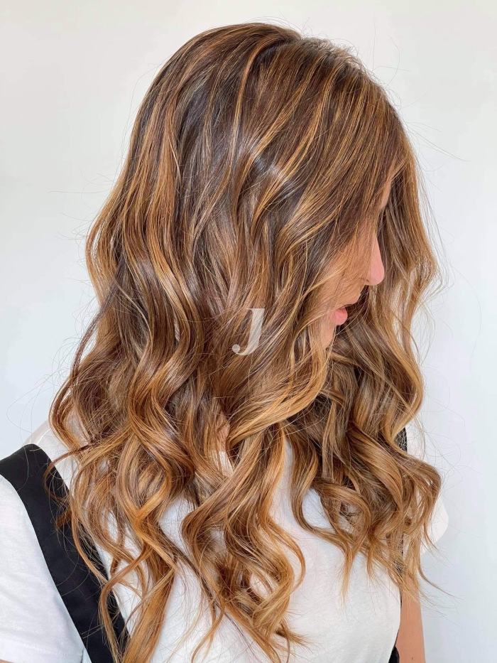 Foto di donna con capelli lunghi biondo medio sabbia