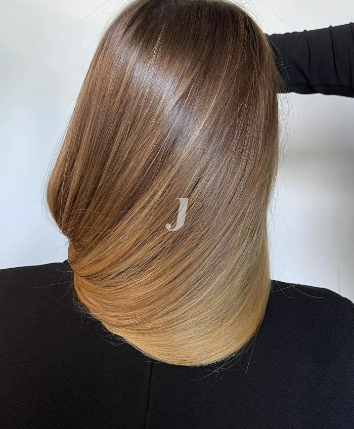 Foto di donna con capelli lunghi biondo medio sabbia