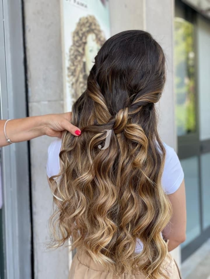 Foto di donna con capelli lunghi biondo medio sabbia