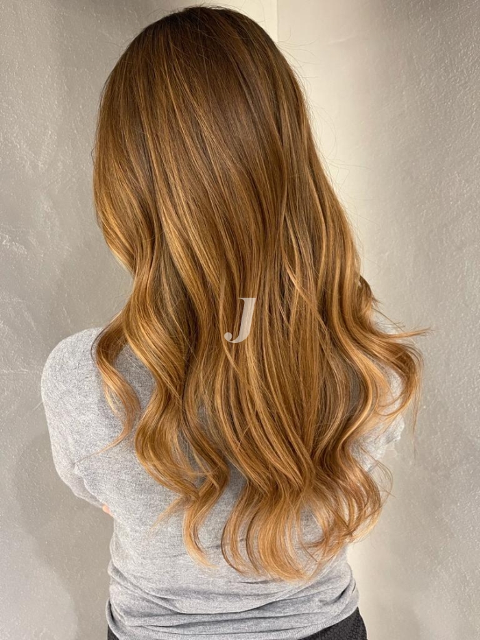 Foto di donna con capelli lunghi biondo medio sabbia