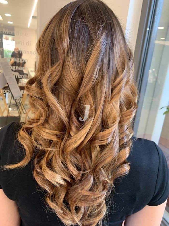 Foto di donna con capelli lunghi biondo medio sabbia