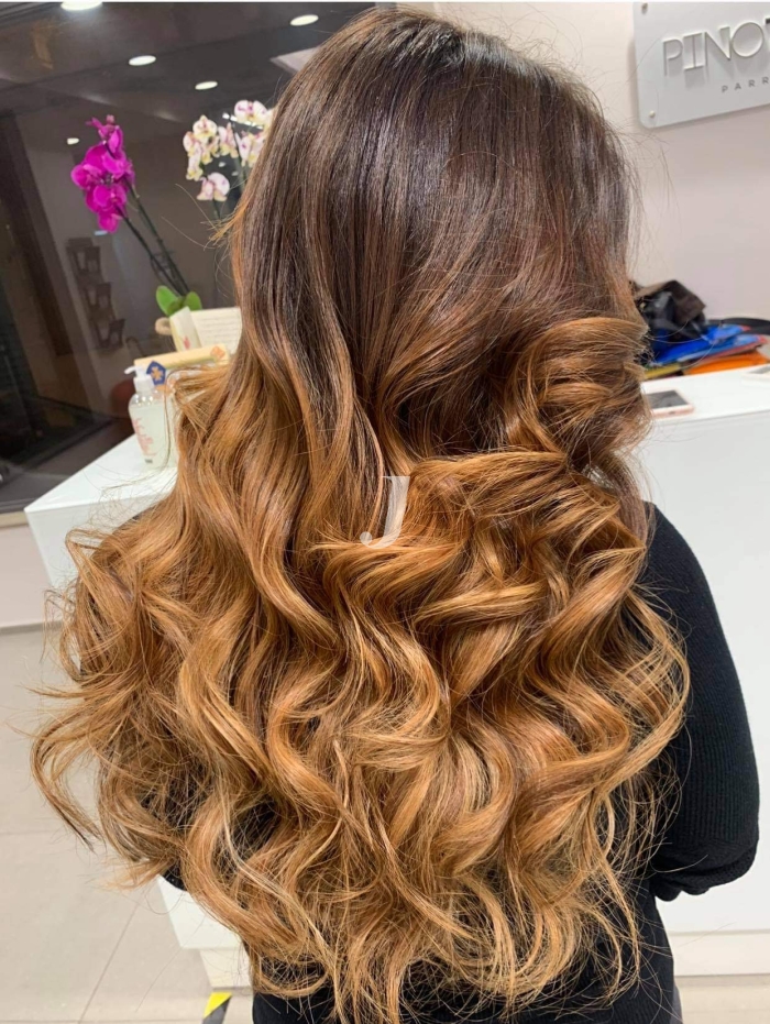 Foto di donna con capelli lunghi biondo medio sabbia