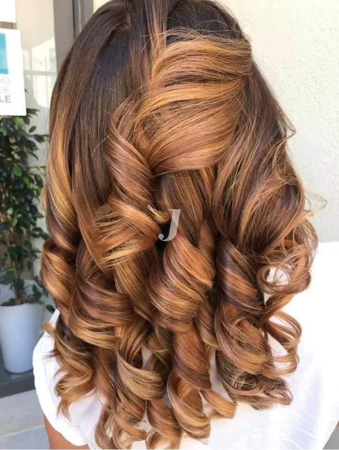 Foto di donna con capelli lunghi biondo medio sabbia