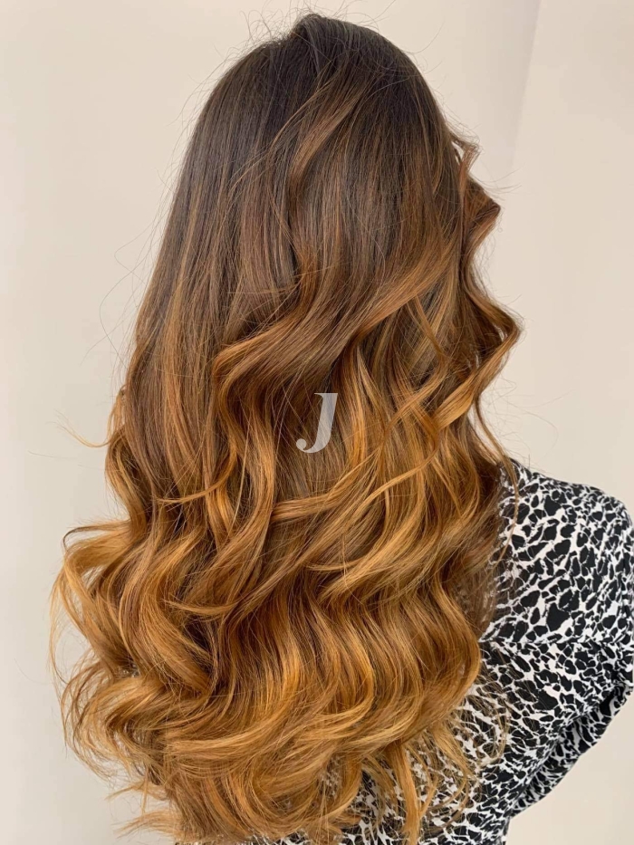 Foto di donna con capelli lunghi biondo medio sabbia