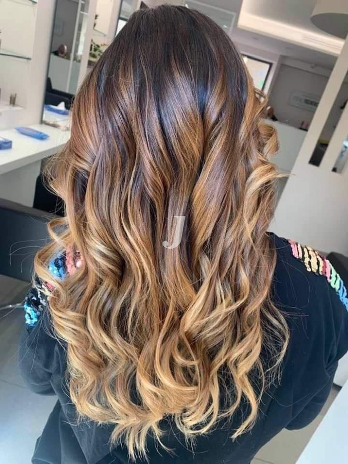 Foto di donna con capelli lunghi biondo medio sabbia