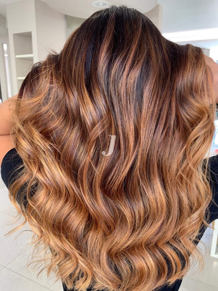 Foto di donna con capelli lunghi biondo medio sabbia