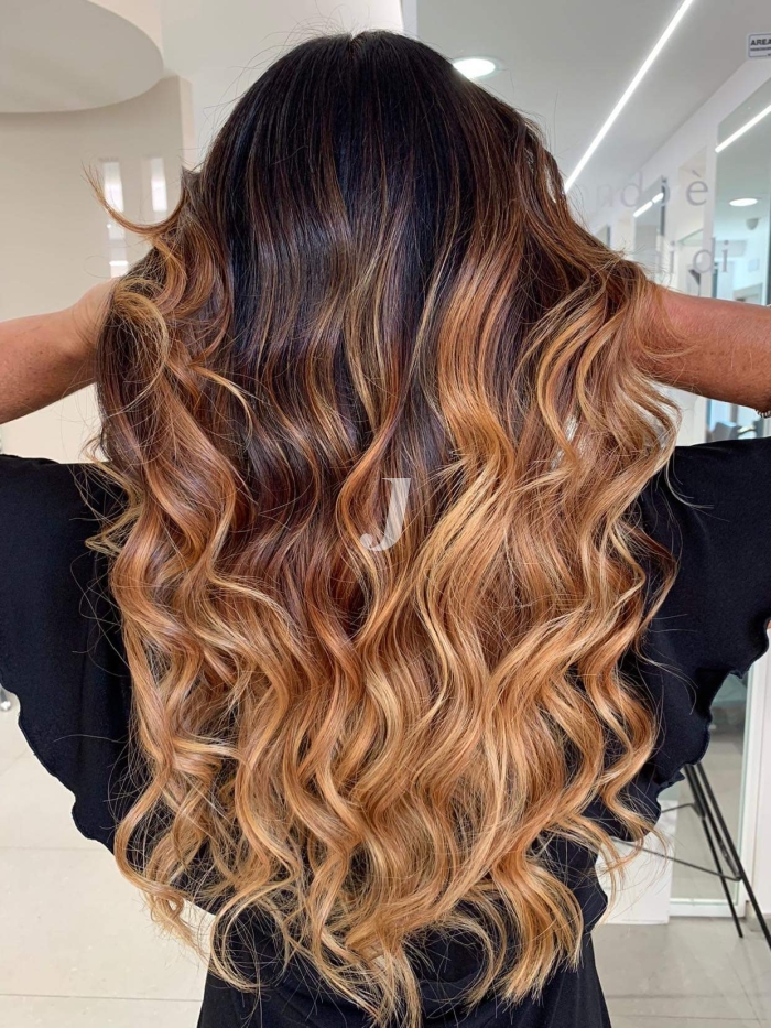 Foto di donna con capelli lunghi biondo medio sabbia