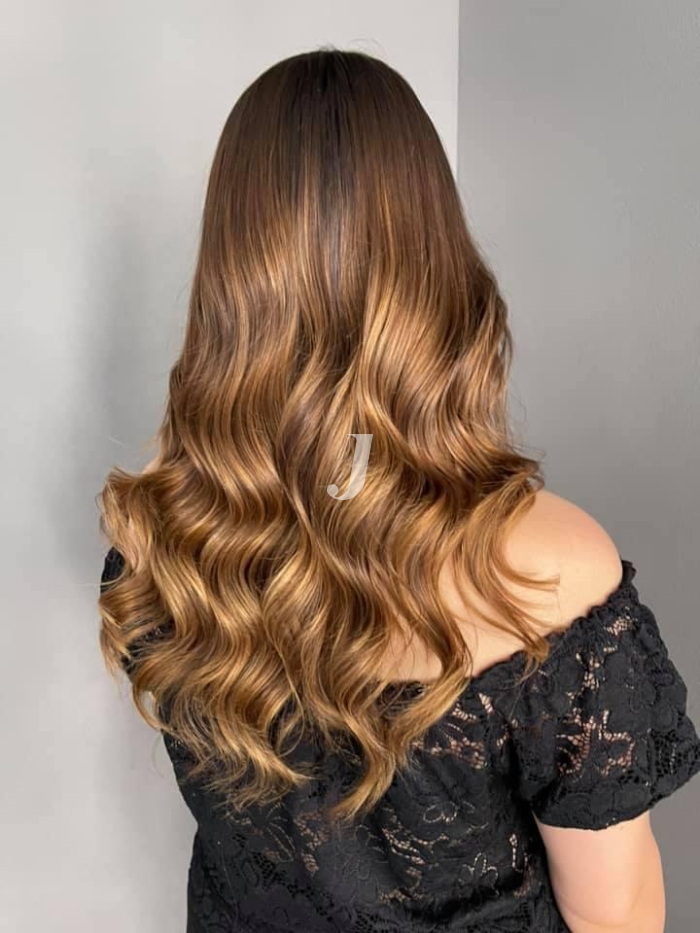 Foto di donna con capelli lunghi biondo medio sabbia