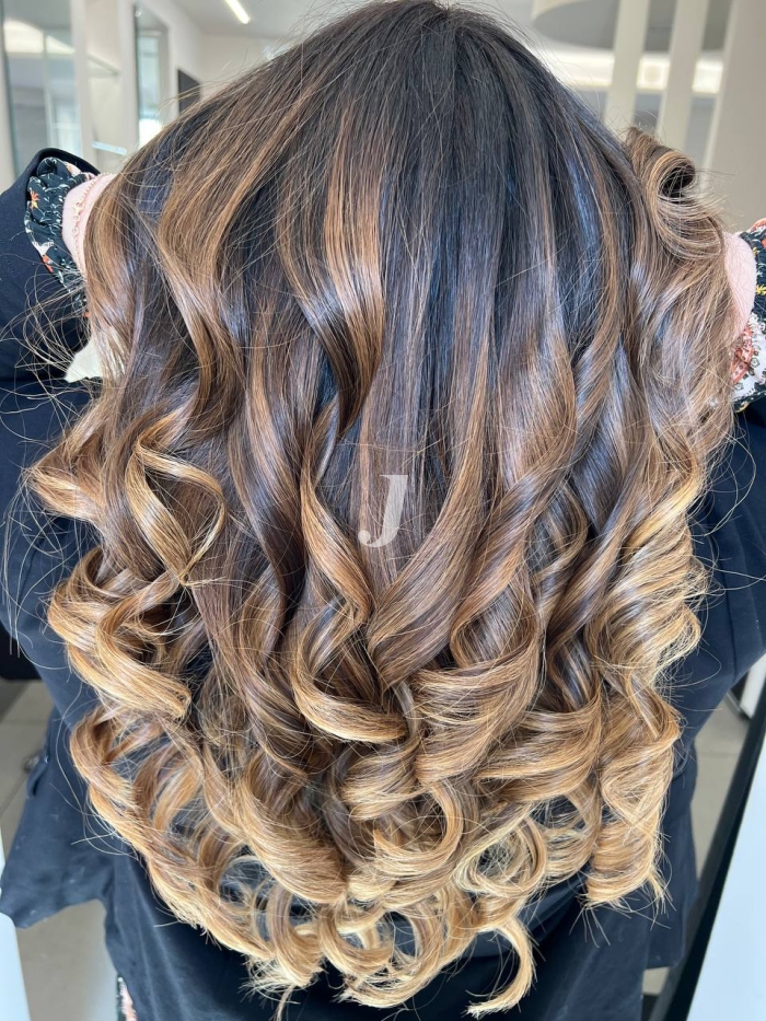 Foto di donna con capelli lunghi biondo medio sabbia