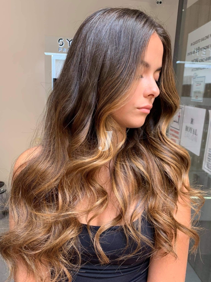 Foto di donna con capelli lunghi biondo medio sabbia