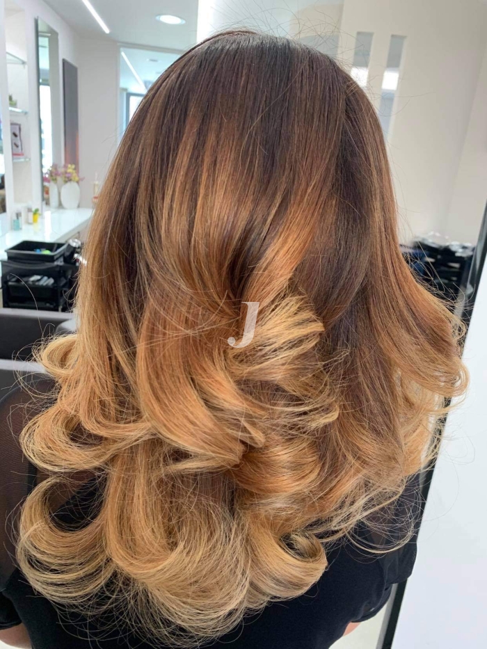 Foto di donna con capelli lunghi biondo medio sabbia