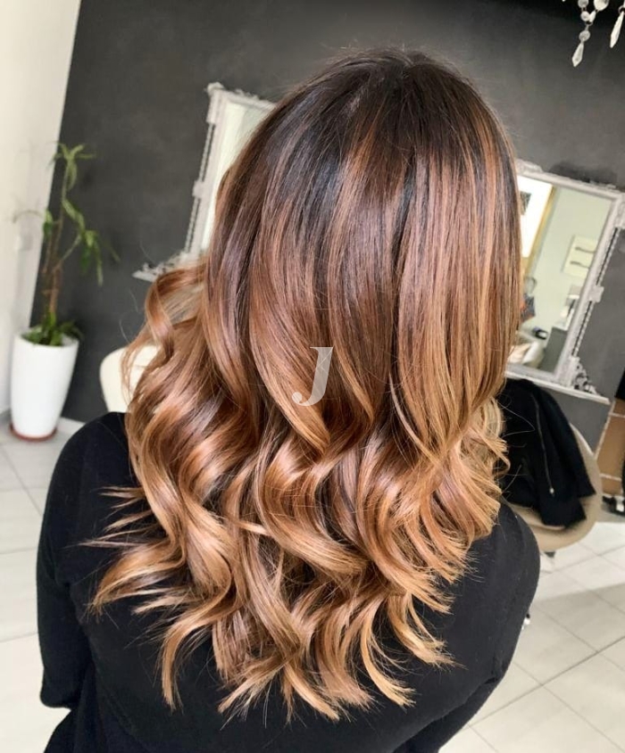 Foto di donna con capelli lunghi biondo medio sabbia