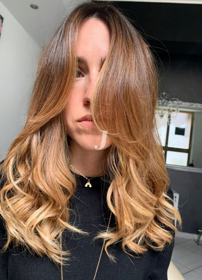 Foto di donna con capelli lunghi biondo medio sabbia