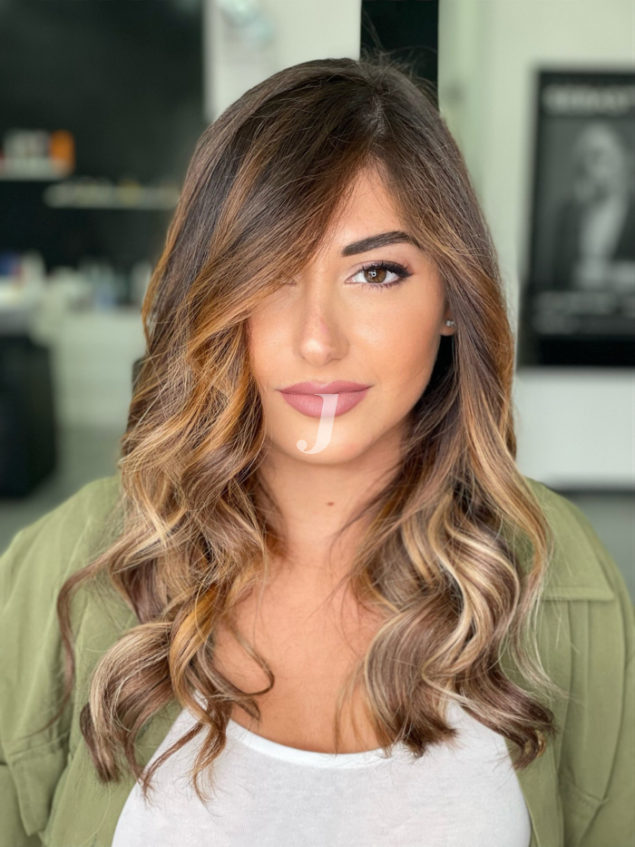 Foto di donna con capelli lunghi biondo medio sabbia