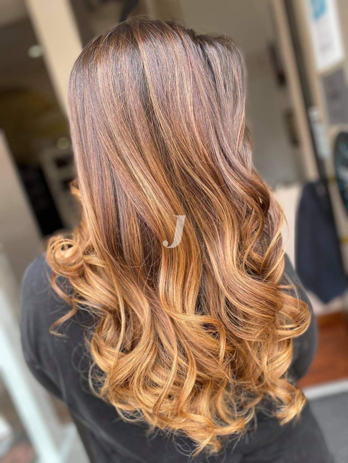 Foto di donna con capelli lunghi biondo medio sabbia