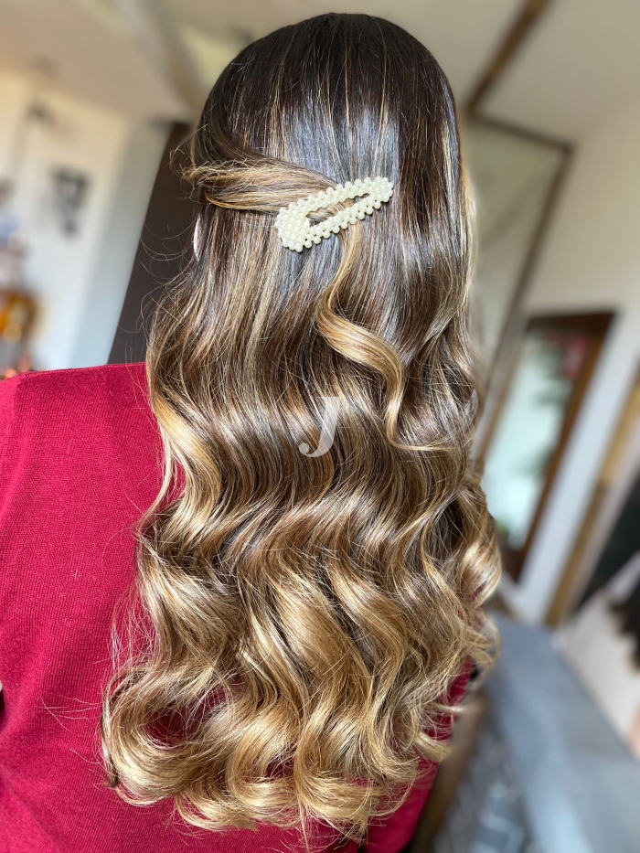 Foto di donna con capelli lunghi biondo medio sabbia