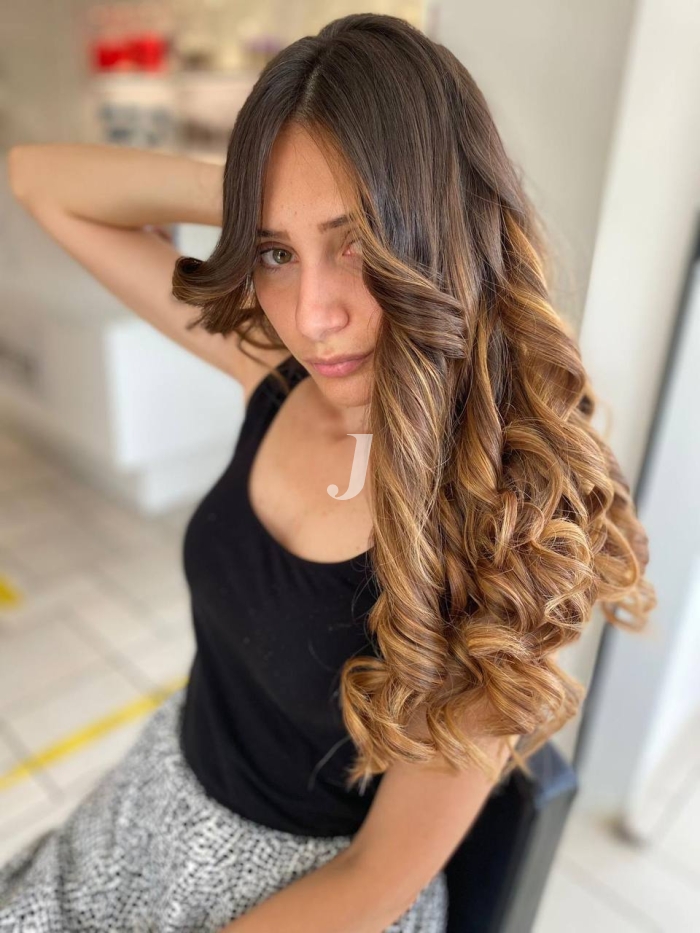 Foto di donna con capelli lunghi biondo medio sabbia