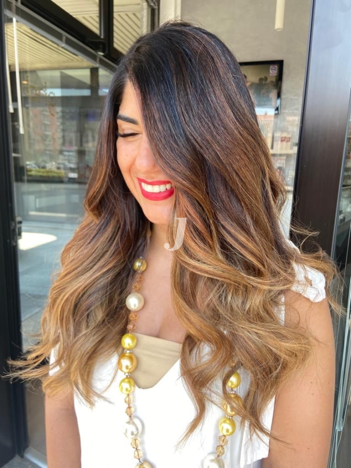 Foto di donna con capelli lunghi biondo medio sabbia