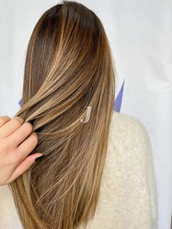 Foto di donna con capelli lunghi biondo medio sabbia