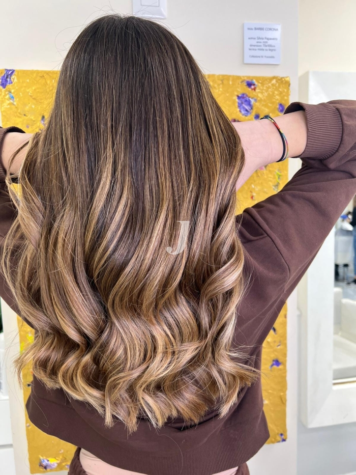Foto di donna con capelli lunghi biondo medio sabbia