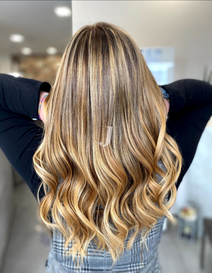 Foto di donna con capelli lunghi biondo medio sabbia