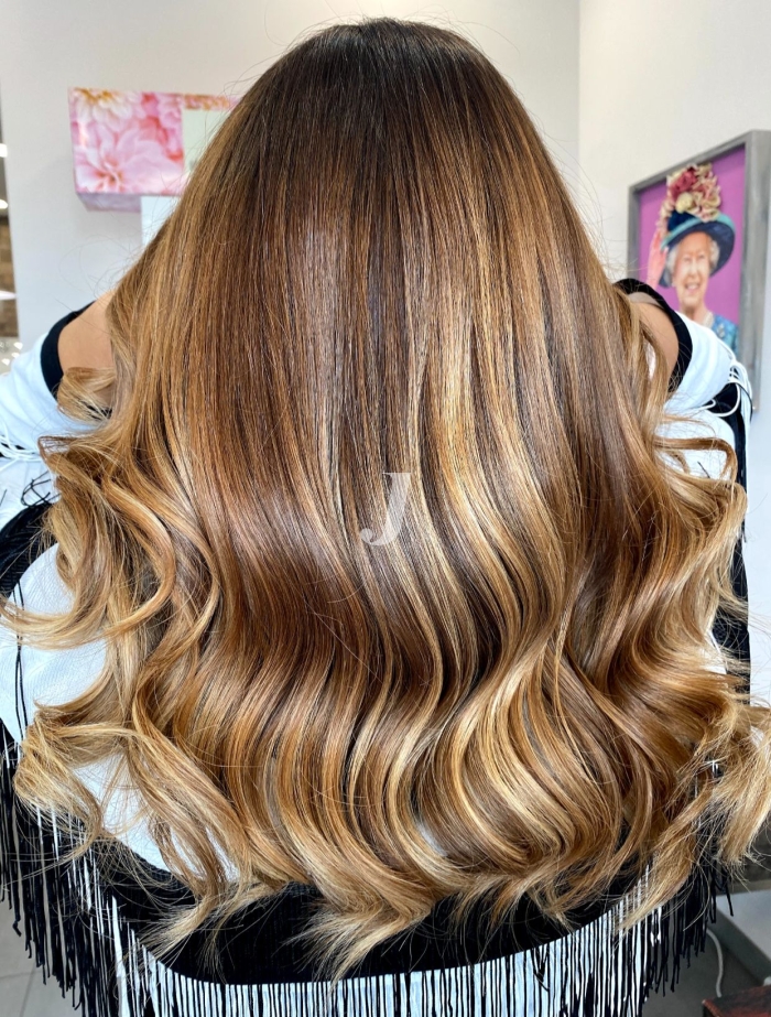 Foto di donna con capelli lunghi biondo medio sabbia