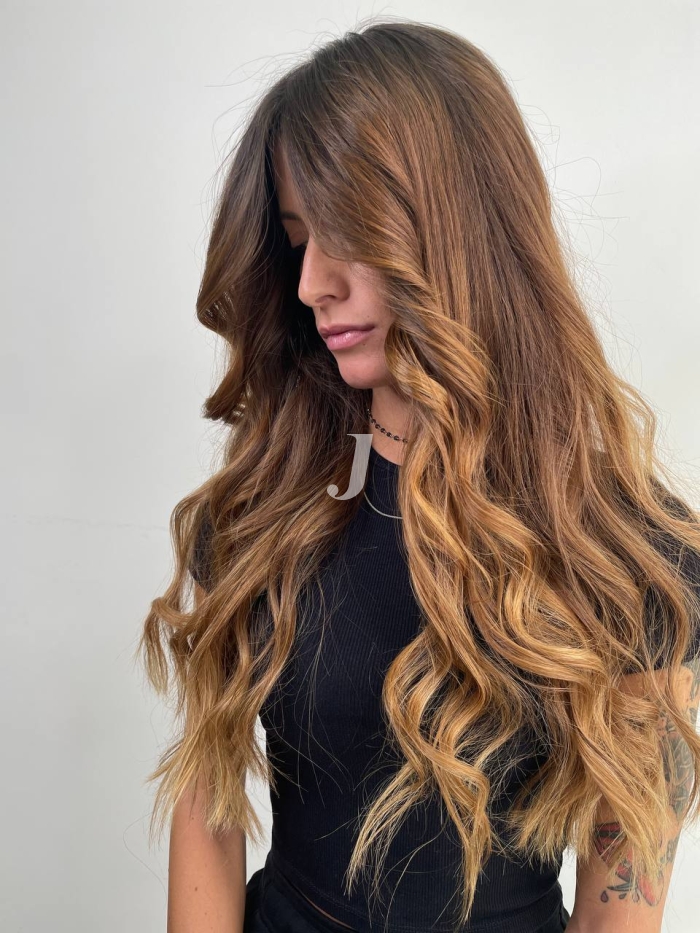 Foto di donna con capelli lunghi biondo medio sabbia