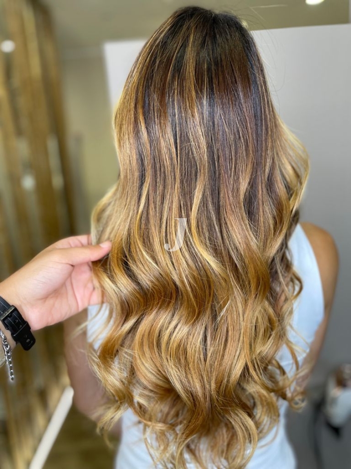 Foto di donna con capelli lunghi biondo medio sabbia