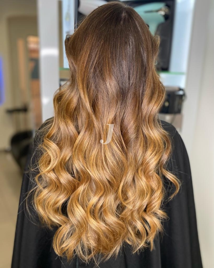 Foto di donna con capelli lunghi biondo medio sabbia