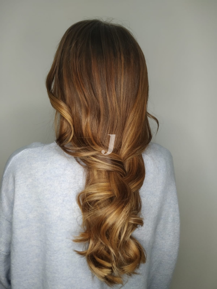 Foto di donna con capelli lunghi biondo medio sabbia