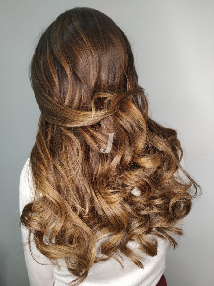 Foto di donna con capelli lunghi biondo medio sabbia