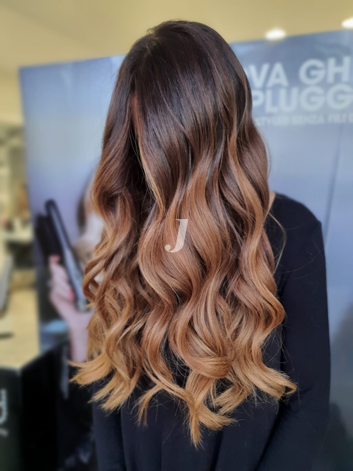 Foto di donna con capelli lunghi biondo medio sabbia