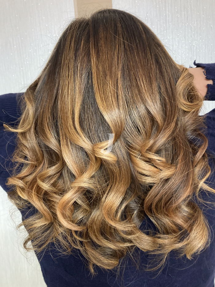 Foto di donna con capelli lunghi biondo medio sabbia