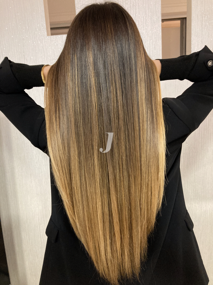 Foto di donna con capelli lunghi biondo medio sabbia