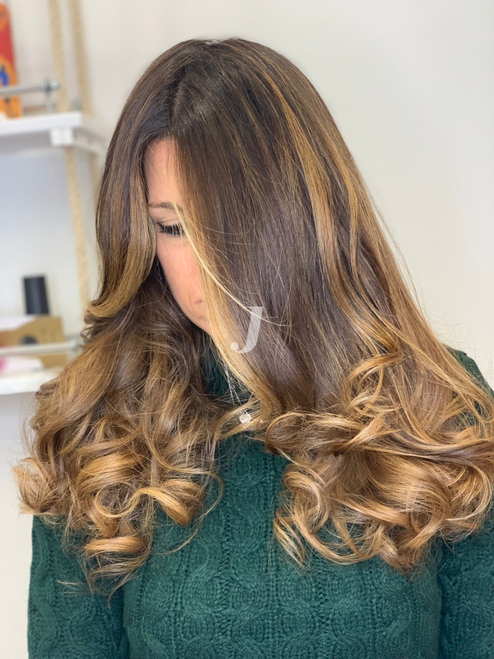 Foto di donna con capelli lunghi biondo medio sabbia