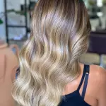 Foto di donna con capelli lunghi biondo medio perla