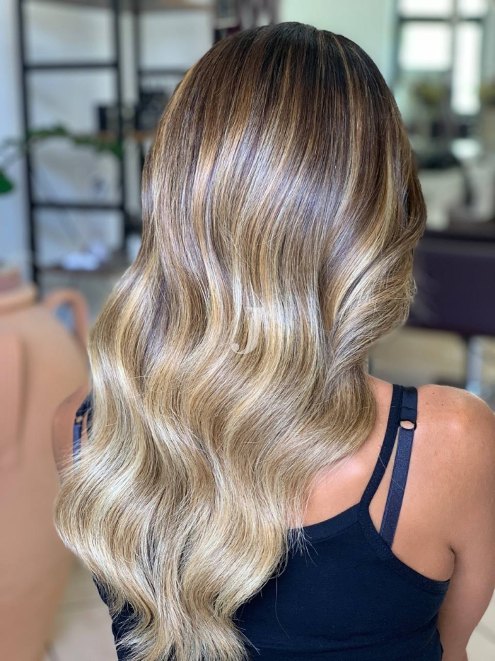 Foto di donna con capelli lunghi biondo medio perla