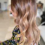 Foto di donna con capelli lunghi biondo medio perla