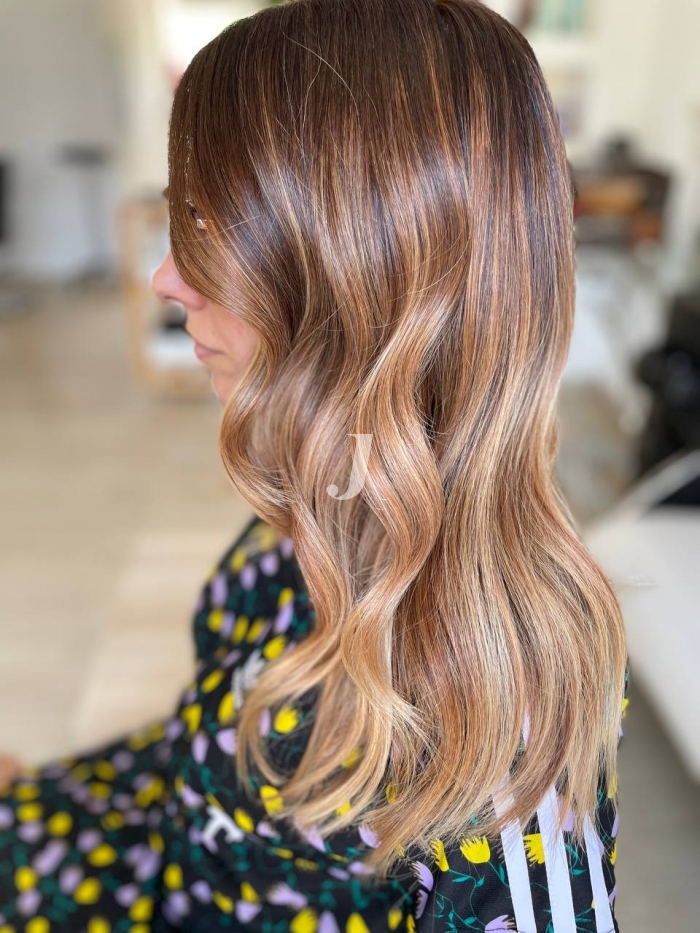 Foto di donna con capelli lunghi biondo medio perla