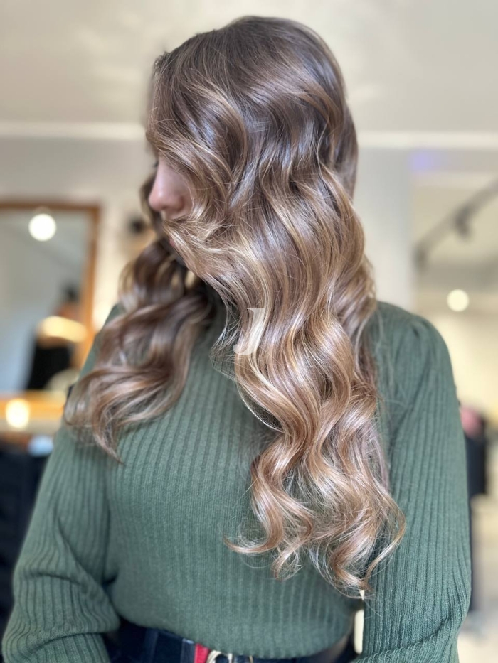 Foto di donna con capelli lunghi biondo medio perla