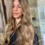 Foto di donna con capelli lunghi biondo medio perla