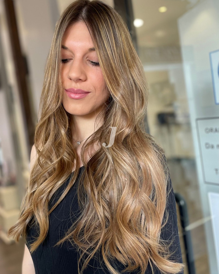 Foto di donna con capelli lunghi biondo medio perla