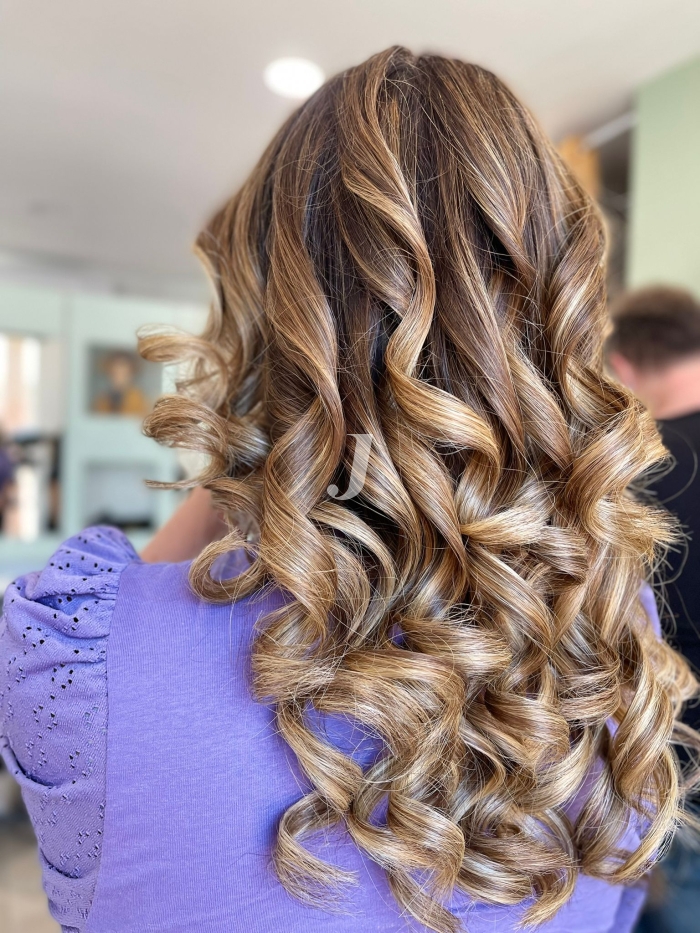 Foto di donna con capelli lunghi biondo medio perla