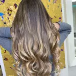 Foto di donna con capelli lunghi biondo medio perla