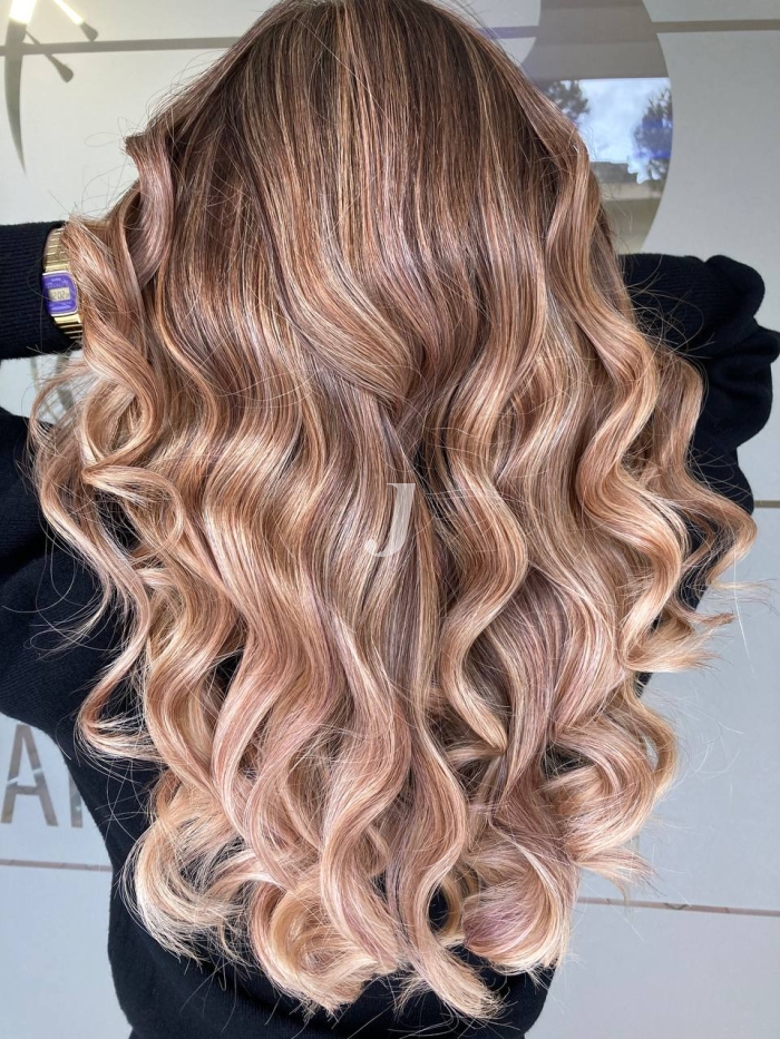 Foto di donna con capelli lunghi biondo medio perla