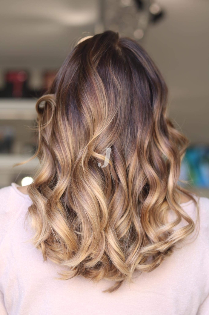 Foto di donna con capelli lunghi biondo medio perla