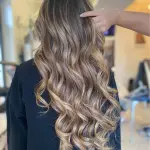 Foto di donna con capelli lunghi biondo medio perla