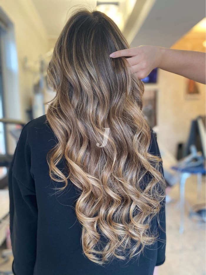 Foto di donna con capelli lunghi biondo medio perla